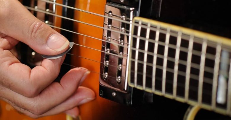 Gitarre spielen mit Fingern oder Plektrum
